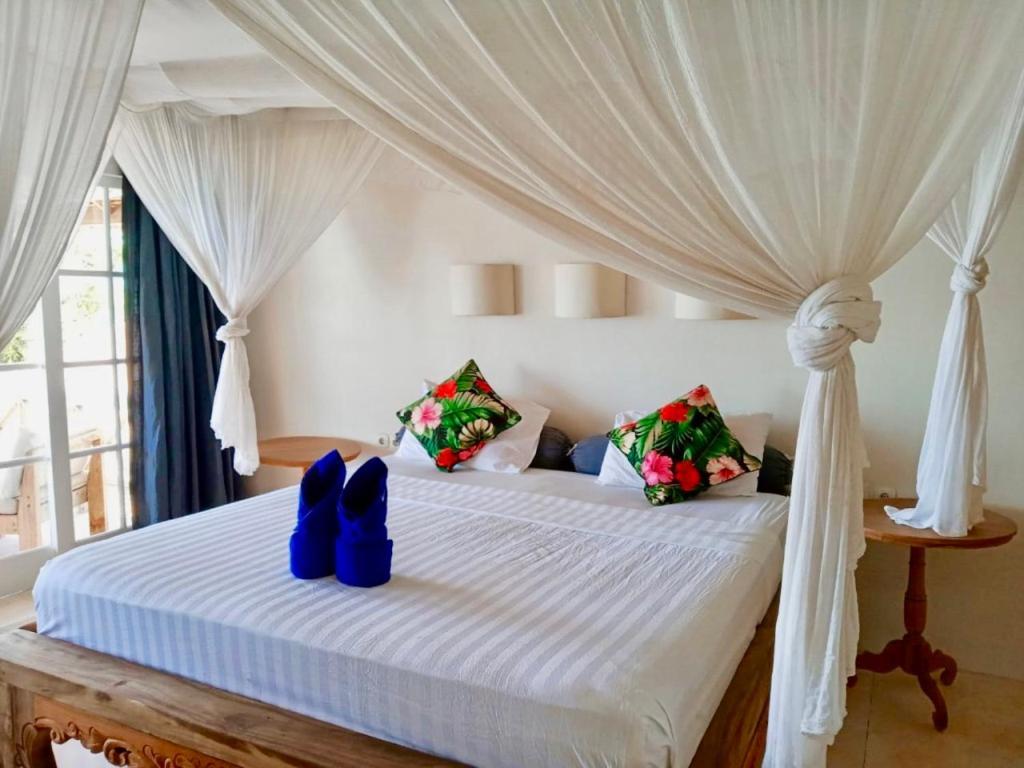 Serenity Luxurious Beachfront Villa & Spa With Private Infinity Pool, 8 Guests Gili Air Buitenkant foto