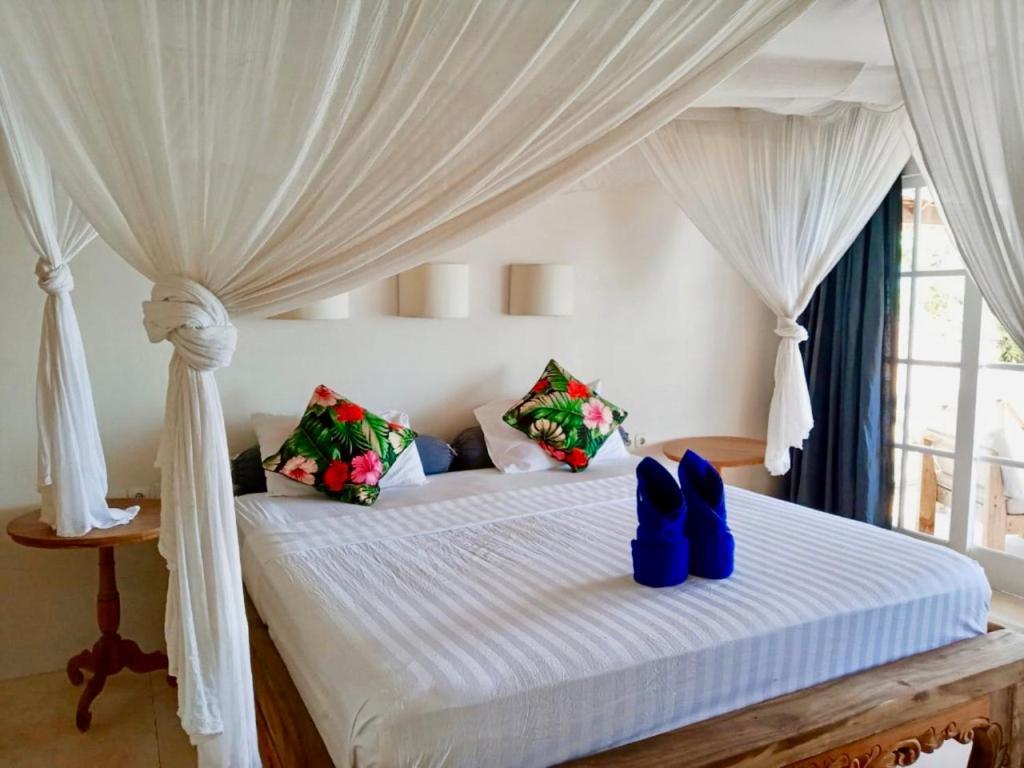 Serenity Luxurious Beachfront Villa & Spa With Private Infinity Pool, 8 Guests Gili Air Buitenkant foto